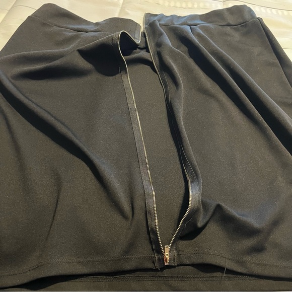 Black DGNY Skirt with Silver Zipper Along The Back, Size 3X - Picture 3 of 5